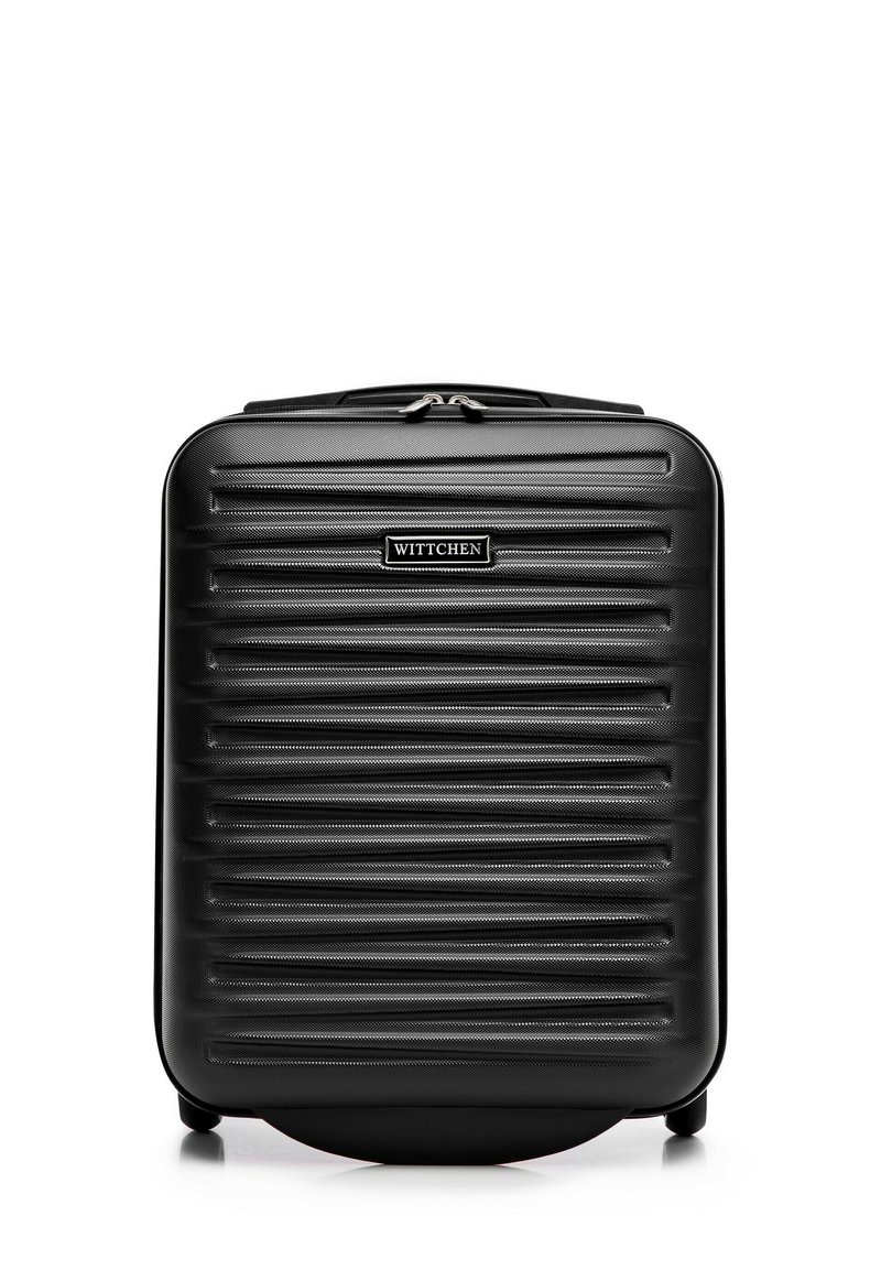 Valise rigide noire avec un design rayé texturé, dotée d'une poignée supérieure, de doubles zips et d'un logo de marque bien en vue.