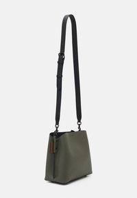COACH WILLOW BUCKET BAG IN COLORBLOCK - Mala de mão - army green multi