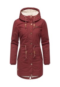 Czerwona kurtka parka z kapturem podszytym polarem, sznurkami ściągającymi, zatrzaskami, dwoma przednimi kieszeniami oraz taliowaniem umożliwiającym regulację dopasowania.