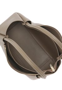 Borsa a mano marrone chiaro con esterno texture, dotata di zip superiore, due manici e un ampio interno con fodera liscia.
