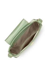 Borsa a tracolla in pelle verde con finitura liscia, dotata di cerniera dorata, fodera interna beige e due scomparti per un'organizzazione ottimale.