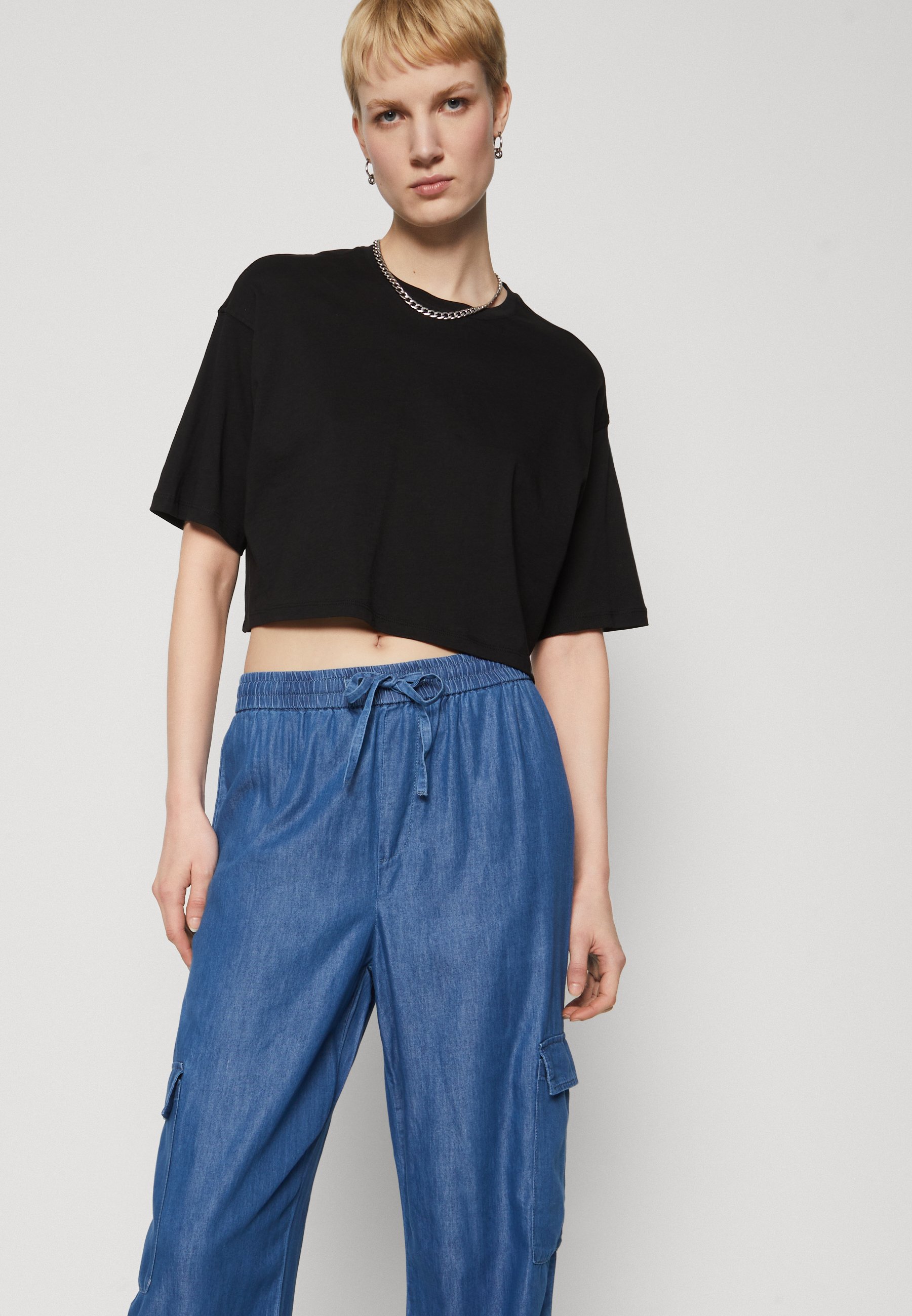 ONLY Tall ONLMARLA WIDE CARGO - Relaxed fit jeans - medium blue