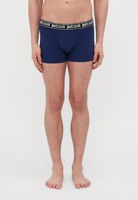 Jūras zilas bokseršortus, kas izgatavoti no mīkstas materiāla ar melnu elastīgu jostu, uz kuras ir "justcavalli" logo, paredzēti komfortam un piegulšanai.