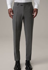 Grijze broek met een gemêleerd patroon, rechte pasvorm en een middennaad, gecombineerd met zwarte leren schoenen. Formele stijl.