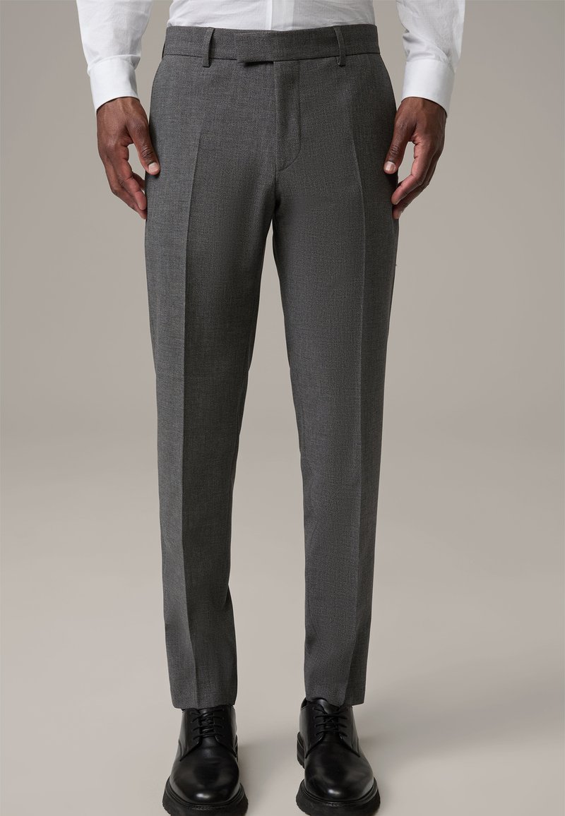 Grijze broek met een gemêleerd patroon, rechte pasvorm en een middennaad, gecombineerd met zwarte leren schoenen. Formele stijl.