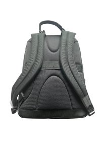 Zaino nero con spallacci imbottiti, superficie testurizzata e design curvo. Presenta una maniglia superiore e inserti in rete.