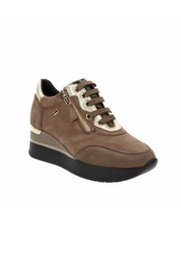 Sneaker in suede marrone con tomaia texturizzata, accenti dorati, chiusura a zip e tacco a cuneo. Presenta lacci marroni e una suola imbottita.