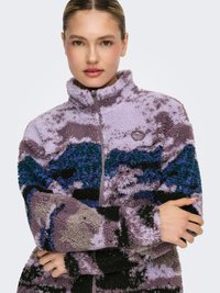 Fleecejack met een hoge kraag, uitgevoerd in een ontwerp van paars, zwart en blauw, ritssluiting en een textuur van ruwe, pluche stof.