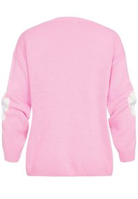 Roze gebreide trui met witte bloemenpatronen op elke mouwen. De textuur is zacht en geribbeld, met een ontspannen pasvorm en ronde hals.