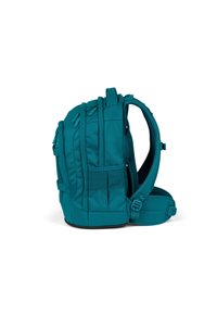 Türkise Rucksack mit gepolsterten Schultergurten, mehreren Fächern und einer glatten Oberflächenstruktur. Seitentasche und verstellbarer Brustgurt sind enthalten.