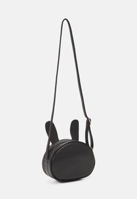 Zwarte neplederen crossbody tas met een ronde vorm, een textuur oppervlak, een lange schouderband en twee rechtopstaande oortjes als opvallende ontwerpelementen.