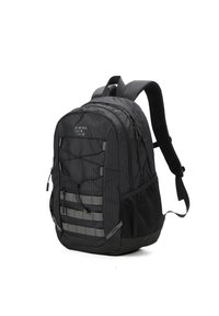 Zaino nero con superficie texturizzata, multiple cerniere, dettagli con cordino elastico, accenti riflettenti e tasche laterali in rete.