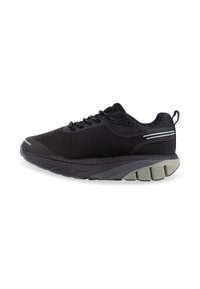 Chaussure de sport noire avec une tige en mesh respirant, des accents réfléchissants, une semelle rembourrée avec une texture antidérapante et un design à lacets.