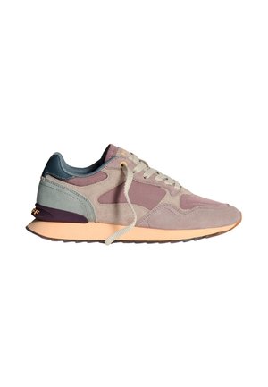 Sneaker da uomo in suede grigio, viola e teal. Presenta una punta arrotondata, dettagli testurizzati e una suola in gomma con un sottopiede di un leggero pesca.