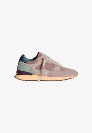 Zapatillas de hombre en gamuza gris, púrpura y verde azulado. Presentan una puntera redondeada, acentos texturizados y una suela de goma con una media suela en color durazno claro.