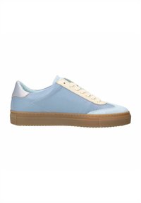 Lichtblauwe leren sneaker met een textuurafwerking, crème veters en een gumrubberen zool. Beschikt over een gladde hielaccent en gelaagd ontwerp.
