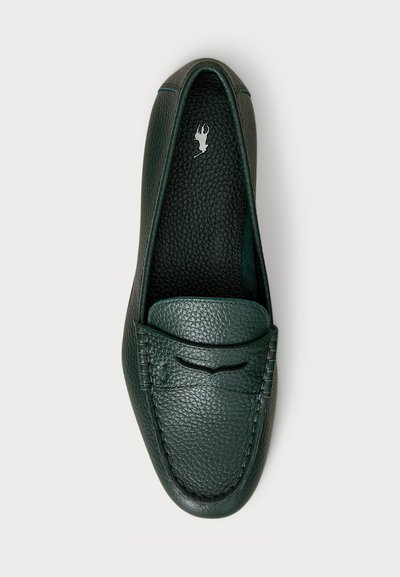Mocassins verdes em couro com superfície texturizada, bico arredondado e costuras na parte superior. Apresenta um pequeno logotipo na palmilha.
