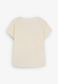 Camiseta de manga corta color crema con cuello redondo, tejido suave y corte recto. Sin patrones ni adornos visibles.