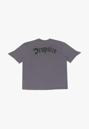 Grå bomulds T-shirt med korte ærmer, med et sort "Dropsize" grafik på ryggen og en rund halsdesign.