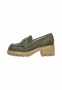 Mocassin en daim vert avec un talon bloc large et une semelle en caoutchouc. Présente une boucle métallique décorative et des détails de couture sur le dessus.