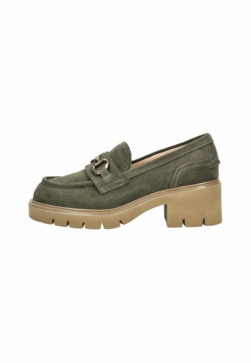 Mocassin en daim vert avec un talon bloc large et une semelle en caoutchouc. Présente une boucle métallique décorative et des détails de couture sur le dessus.