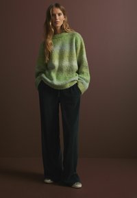 Next BOUCLE CREW NECK - Džemperis - green