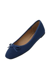 Navy blauwe suède ballerina met een ronde neus, een klein strikdetail aan de voorkant en een platte zwarte zool. Binnenin gevoerd met zacht tan materiaal.