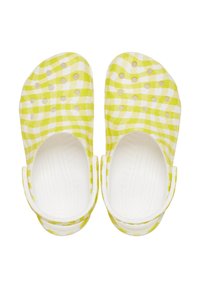 Gelbe und weiße karierte Clogs aus flexiblem Material, mit Belüftungsöffnungen und Fersenriemen für einen sicheren Sitz.