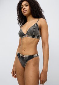 Σετ εσωρούχων με μοτίβο μαύρου τζιν, που περιλαμβάνει τριγωνικό σουτιέν με ρυθμιζόμενους ιμάντες και ταιριαστό στρινγκ, και τα δύο με μαρκάτο λάστιχο μέσης.