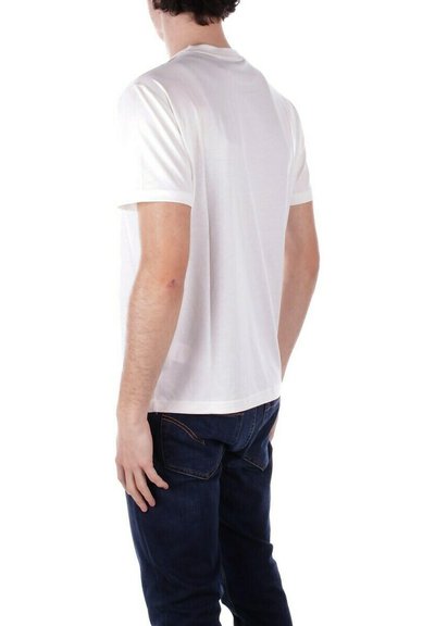 T-shirt bianca a maniche corte con colletto tondo, in cotone e vestibilità comoda, indossata con jeans blu scuro. La vista da dietro mostra un dettaglio minimale.