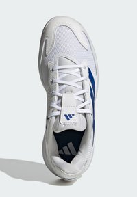 Baskets de sport blanches avec une tige en maille texturée, des accents latéraux bleus, des lacets blancs et une languette rembourrée avec un logo.