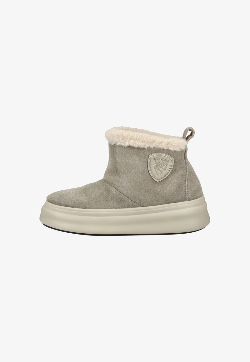 Zamszowe botki za kostkę w jasnoszarym kolorze z miękkim beżowym kołnierzem z sztucznego futra, okrągłym noskiem i masywną kremową podeszwą z naszywką logo po bokach.