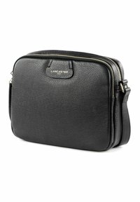 Borsa a tracolla in pelle nera con finitura testurizzata, chiusura con zip e hardware in tonalità oro. Presenta una tasca frontale e una tracolla regolabile.