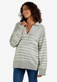 Hellgrau gestreifter Pullover mit V-Ausschnitt, langen Ärmeln und einem strukturierten Strickstoff mit weißen horizontalen Streifen.