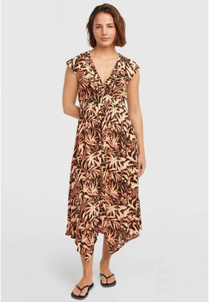 Maxi-jurk met schoudermouwtjes in een zwarte en perzikroze bloemenprint, met een V-halslijn en een asymmetrische zoom, gecombineerd met zwarte teenslippers.