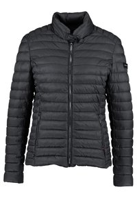 Sort quilted jakke med stående krave, frontlynlås og lynlåslommer på siden, vist på en hvid baggrund.