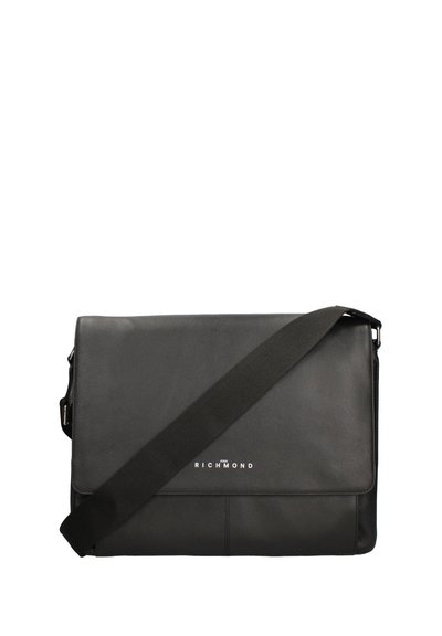 Borsa a messaggero nera in pelle con tracolla regolabile, chiusura a patta e logo bianco "RICHMOND" sul davanti. Texture liscia, forma rettangolare.