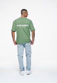 Pegador COLNE LOGO TEE - Marškinėliai su spaudiniu - vintage washed cypress green