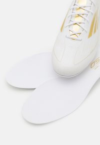 adidas Performance F50 ELITE FIRM GROUND - Futbola apavi, cieta zeme - footwear white/gold metallic