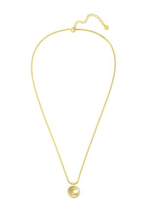 Collier en métal jaune avec un pendentif en forme de vague texturée. La chaîne est composée de petits maillons et d'un fermoir ajustable avec une extension de chaîne.