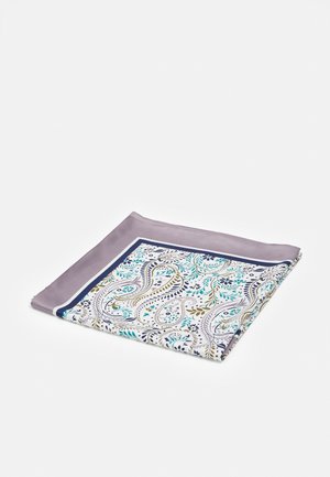 Gefaltetes quadratisches Seidentuch mit Paisley- und Blumenmustern in Blau, Grün, Gold und Marine auf weißem Hintergrund mit lavendelfarbenem Rand.