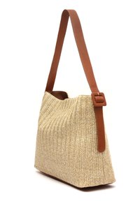 Beige geflochtene Handtasche im Fischgrätenmuster, mit einem braunen Leder-Schulterriemen und einer Schnallendetails am Riemen.