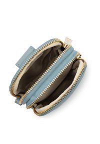 Portefeuille zippé bleu avec quincaillerie dorée, doté de deux compartiments avec doublure beige et d'un extérieur texturé. Design compact, idéal pour les essentiels.
