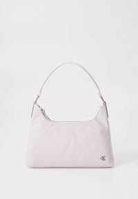 Borsa a spalla in nylon rosa chiaro con manico curvo, chiusura a zip superiore, hardware in argento e un piccolo logo sul lato.