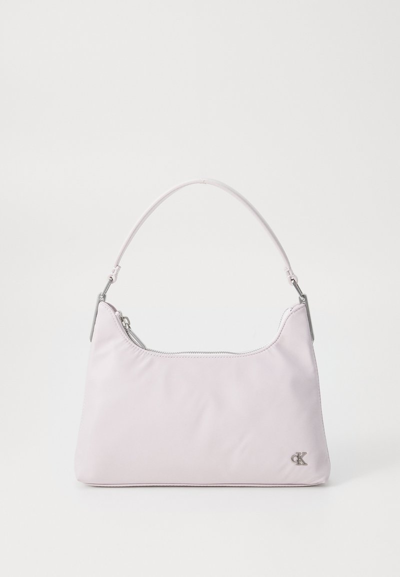 Borsa a spalla in nylon rosa chiaro con manico curvo, chiusura a zip superiore, hardware in argento e un piccolo logo sul lato.