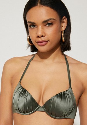 Top de bikini de satén en verde oliva oscuro, con copas triangulares acolchadas, tirantes ajustables y textura fruncida para un detalle sutil.