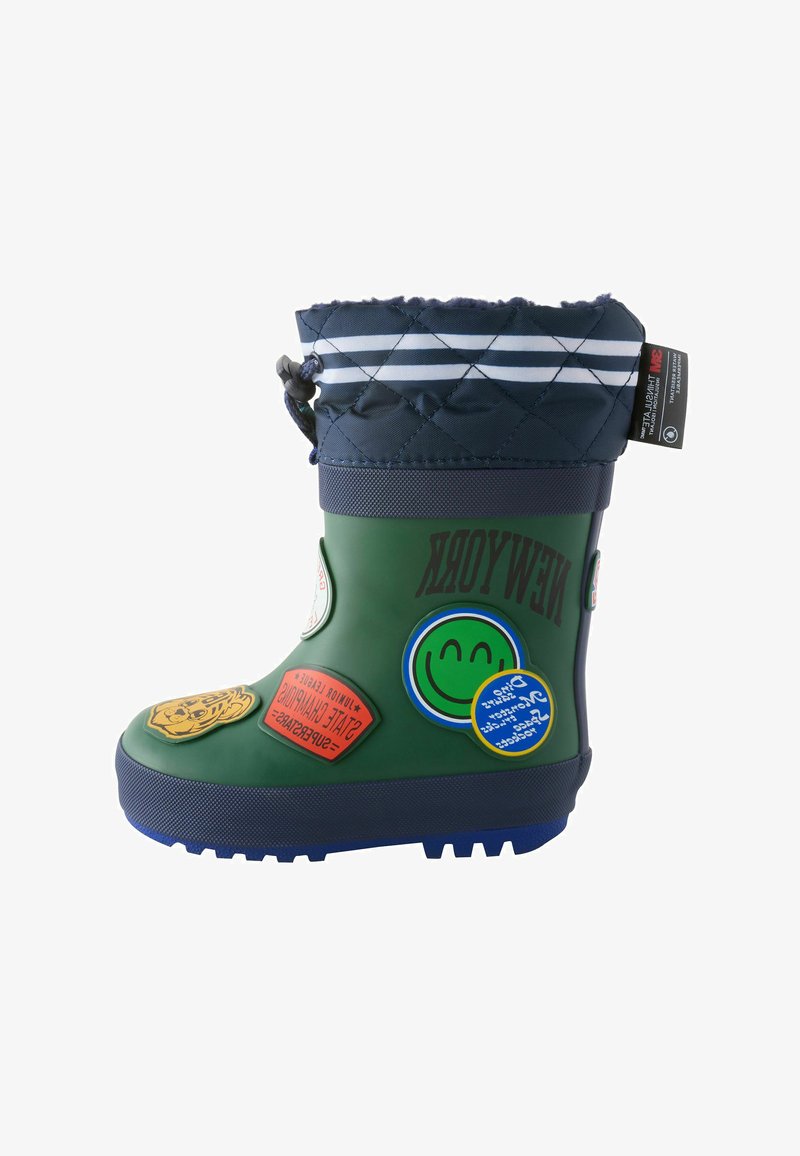 Stivale impermeabile verde con suola in gomma blu e parte superiore trapuntata blu navy. Decorato con toppe colorate e un'icona di una faccina sorridente.