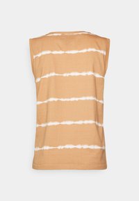 Top sem mangas em tom bege com padrão de riscas em tie-dye branco. Tecido suave, ajuste descontraído e decote redondo. Acabamento limpo ao longo da bainha.