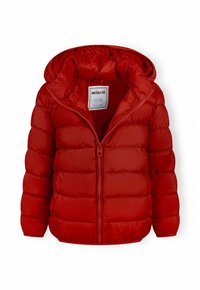 Veste rembourrée rouge avec capuche, présentant une texture matelassée, une fermeture éclair à l'avant et des poignets élastiques. Design léger et isolé, idéal pour les temps froids.
