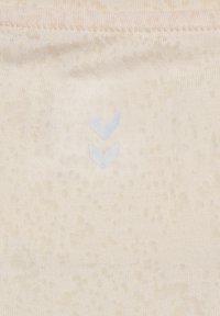 Lyse beige stof med et subtilt tekstureret mønster. Har et lys blått dobbelt chevron-logo. Glat overflade, minimale designelementer.